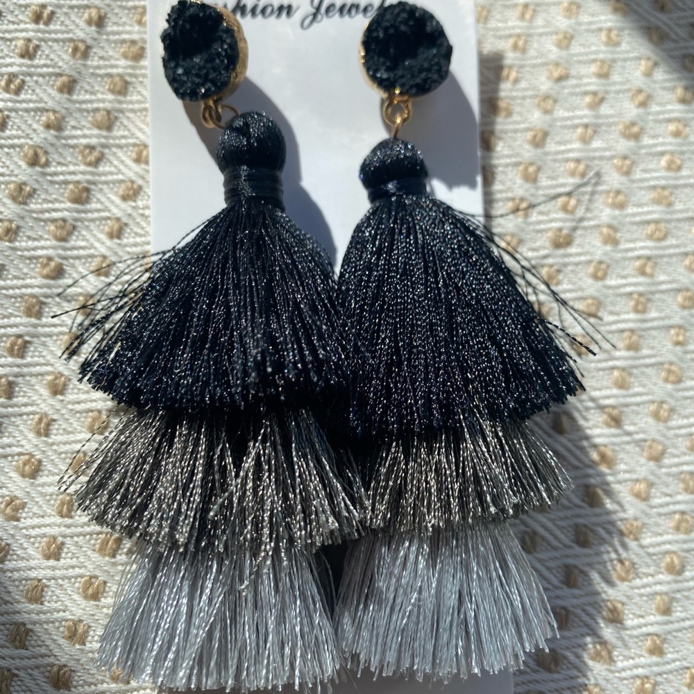 Dangled earring - Picture 2 of 2